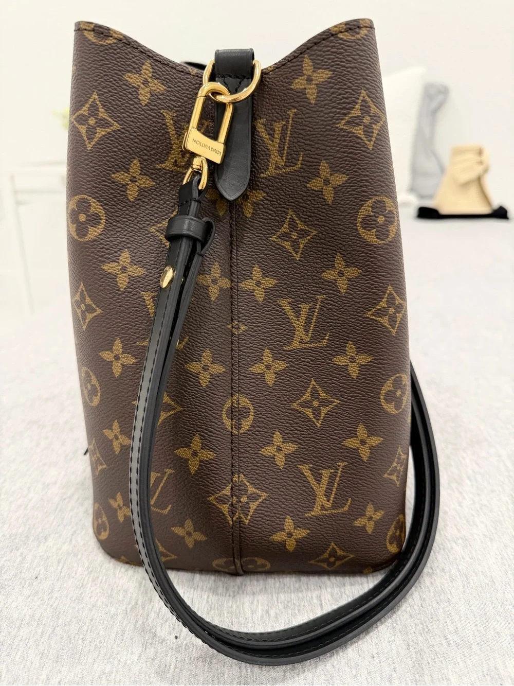 NEO NOE MM Louis Vuitton Monogram Canvas Bucket Shoulder Bag in Brown and Gold
